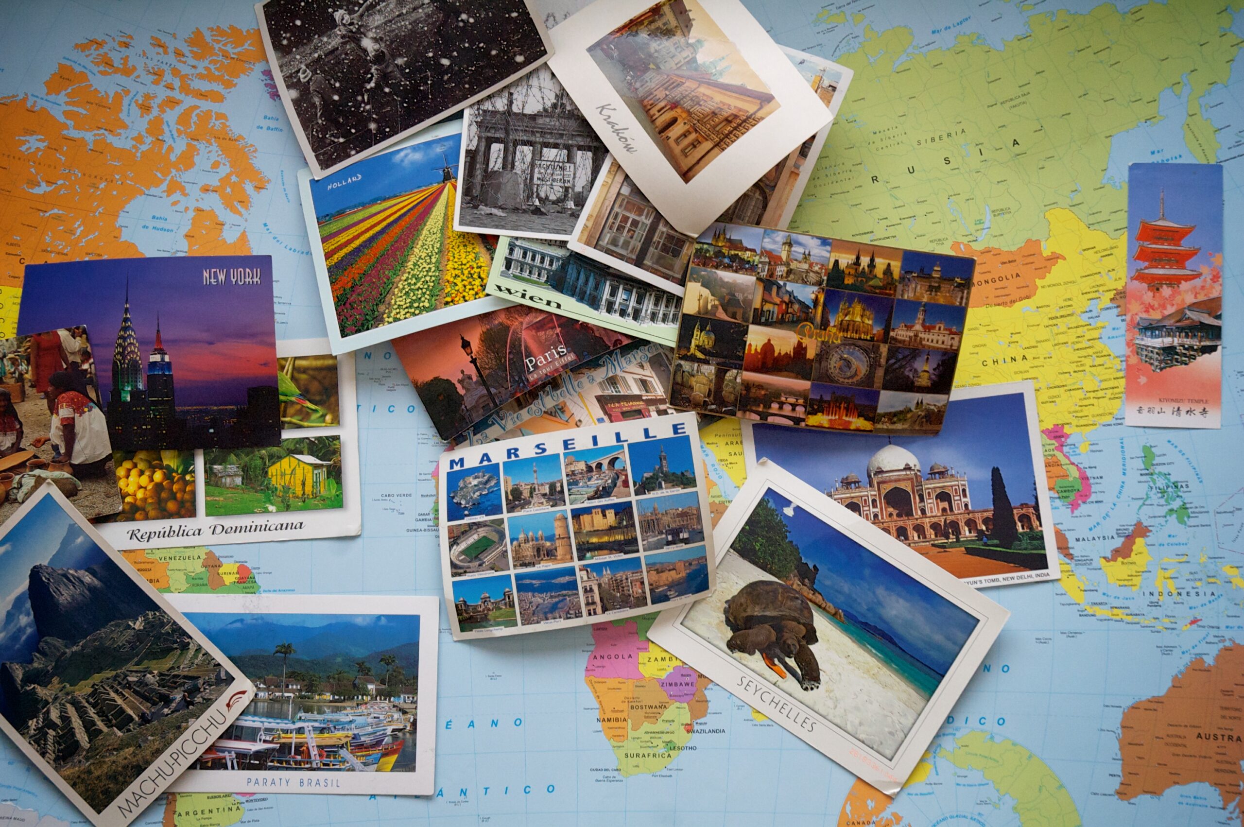 Respondiendo a la temática de esta segunda semana he intentado agrupar algunas de las postales que nos han enviado según su procedencia. En Europa ha sido un poco más dificultoso, la verdad ;) Al igual que nos gusta enviar postales cuando salimos de viaje, nos gusta que se acuerden de nosotros cuando se está de viaje.